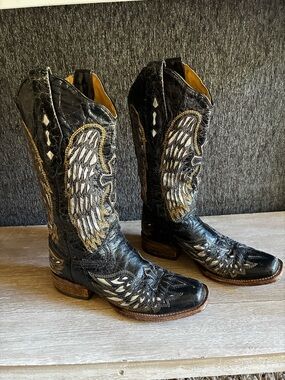 Corral Women's Black Wing And Cross Distressed Embroidered Heeled Western Boots